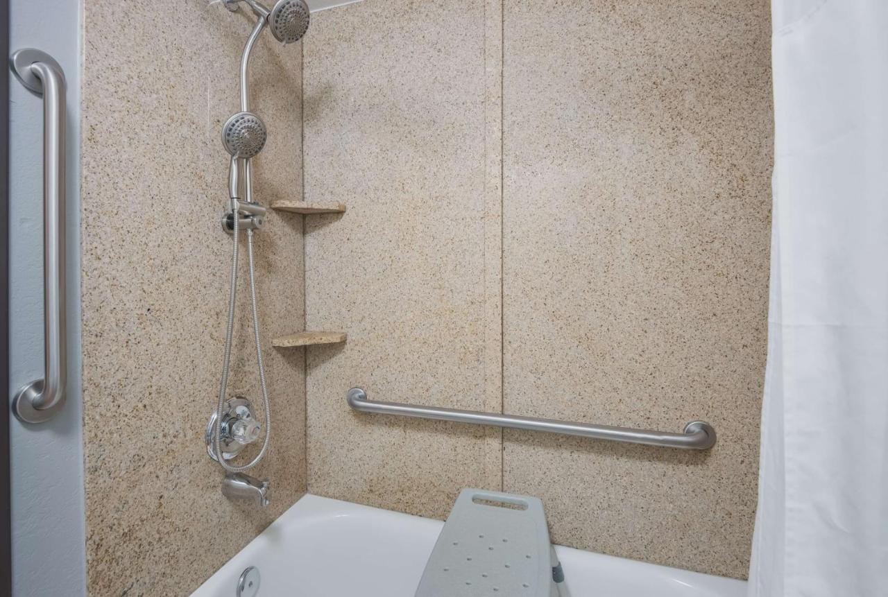 Queen Room with Two Queen Beds and Bath Tub - Disability Access at Best Western Fort Wayne I-69 North