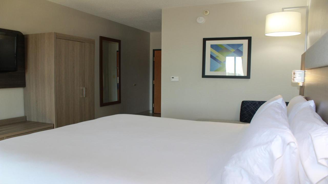 King Room at Holiday Inn Express & Suites Hope Mills-Fayetteville Arpt, an IHG Hotel