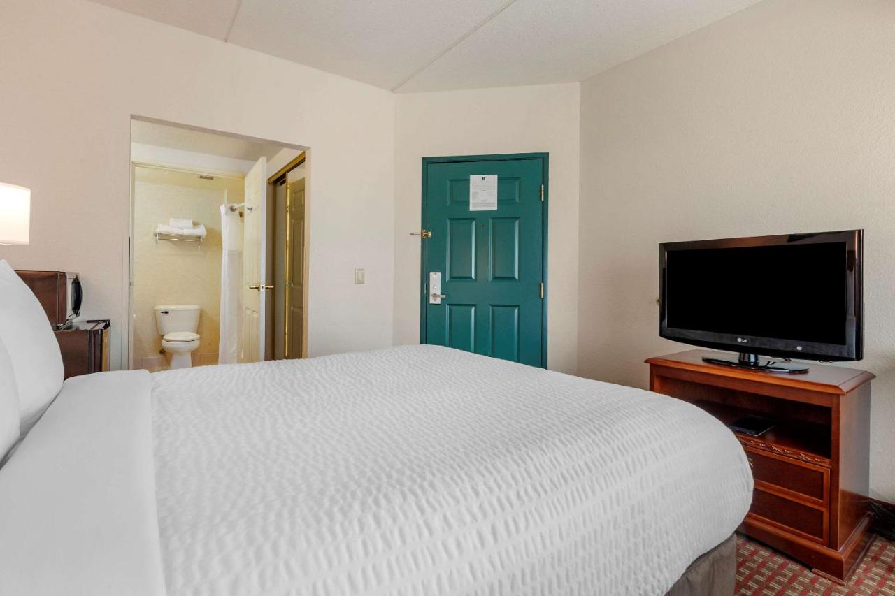 Queen Room - Accessible/Nonsmoking at Clarion Suites at the Alliant Energy Center