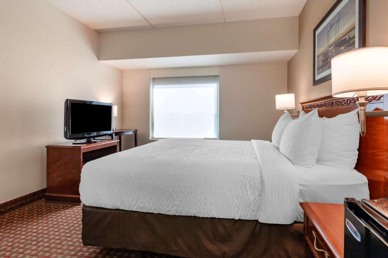 Queen Room - Accessible/Nonsmoking at Clarion Suites at the Alliant Energy Center