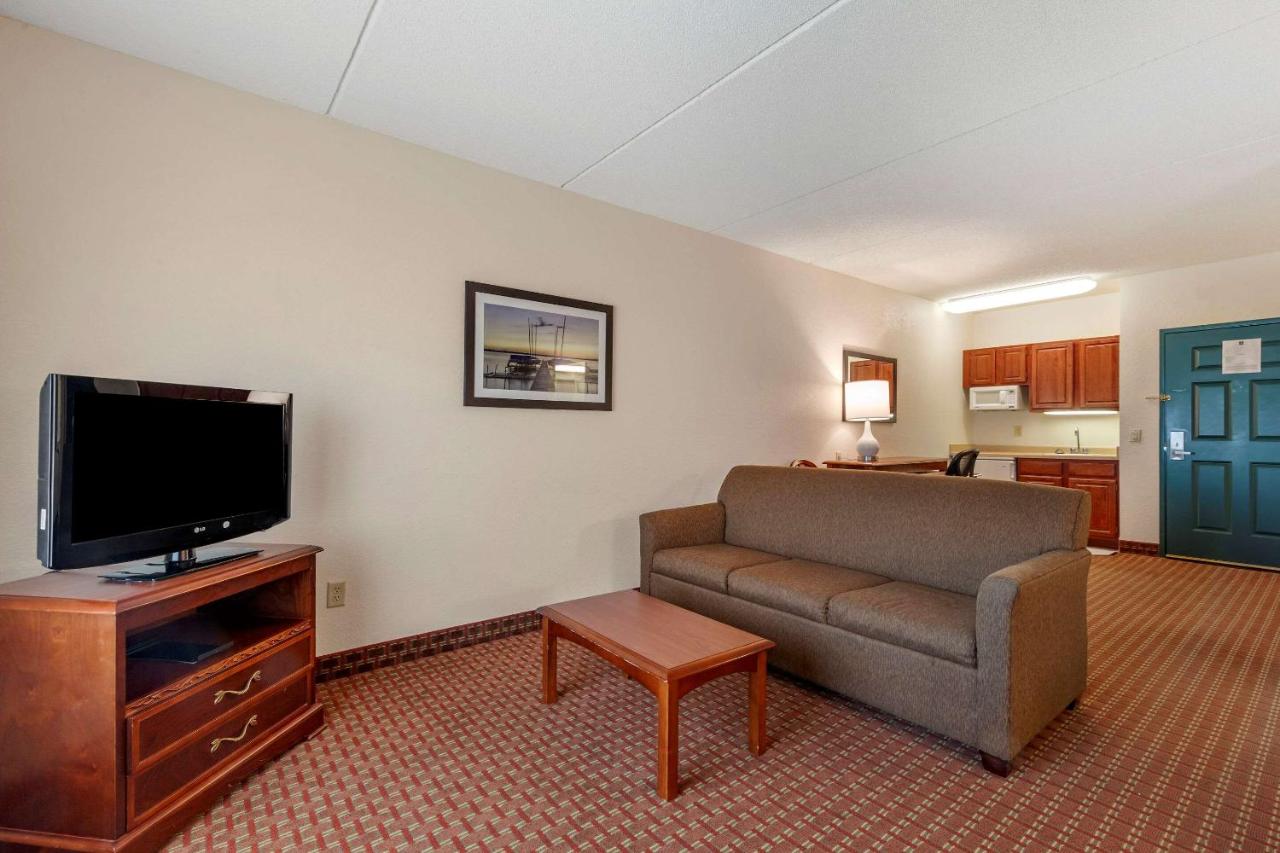Queen Suite with Two Queen Beds at Clarion Suites at the Alliant Energy Center