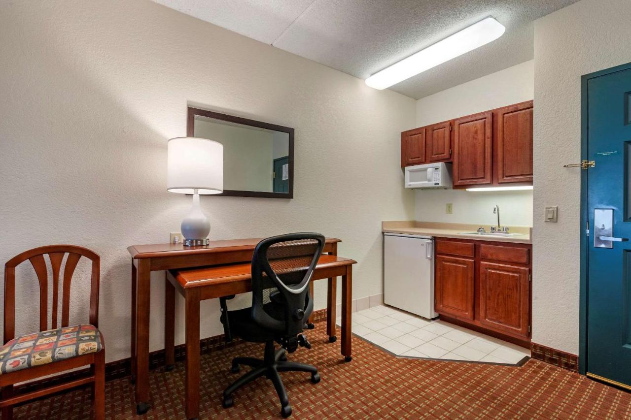 Queen Suite with Two Queen Beds at Clarion Suites at the Alliant Energy Center