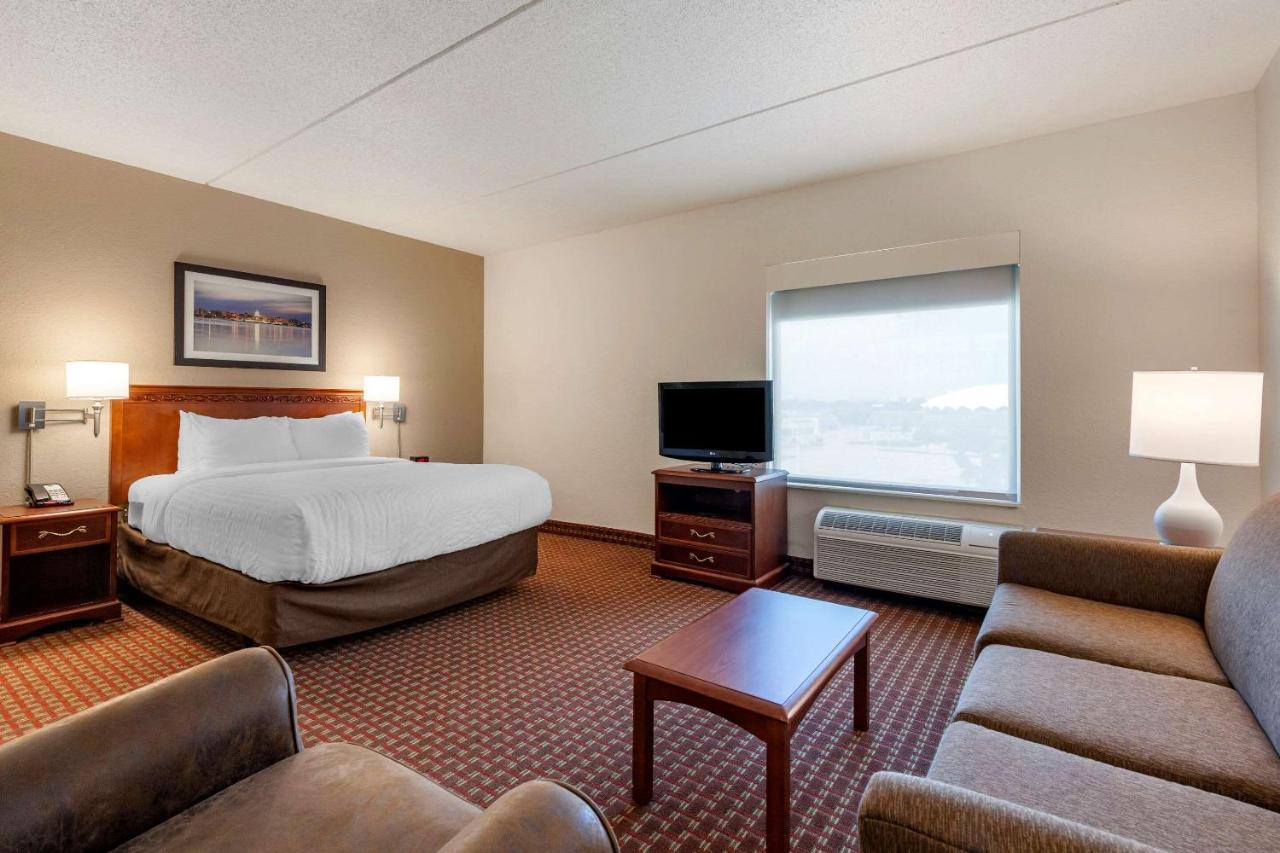 Business Queen Suite with Roll-In Shower - Accessible/Non-Smoking at Clarion Suites at the Alliant Energy Center