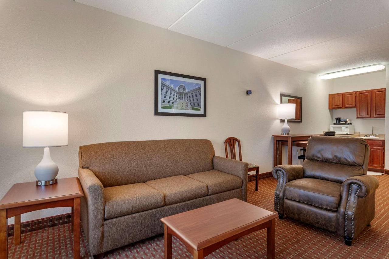 Business Queen Suite with Roll-In Shower - Accessible/Non-Smoking at Clarion Suites at the Alliant Energy Center
