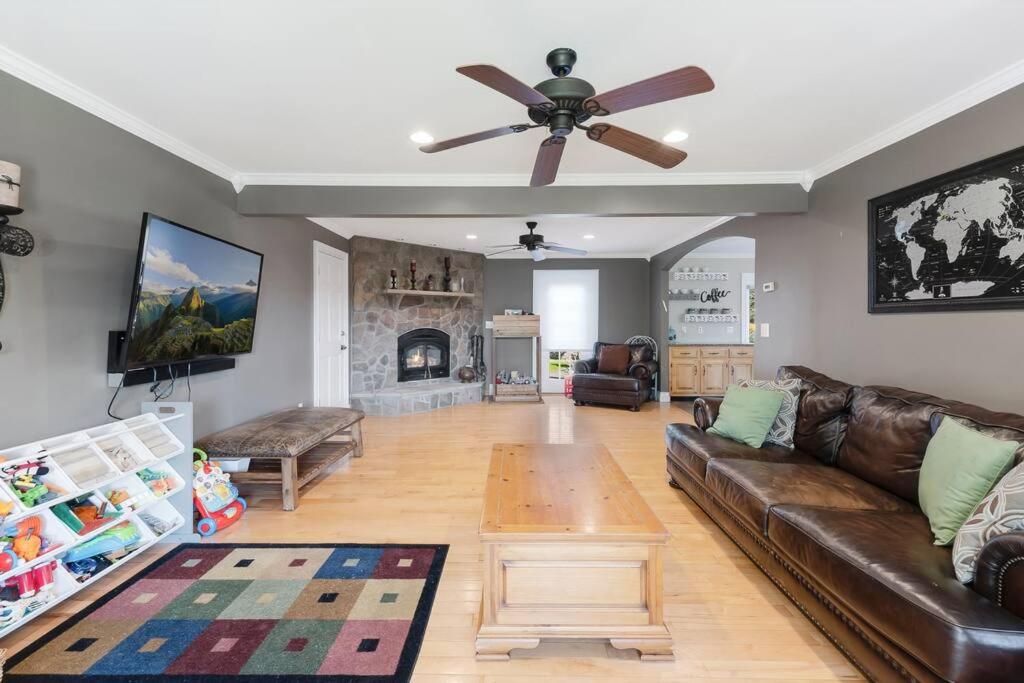 | Mid-Hudson Estate: 11 acres, Pool, 1 hr to NYC