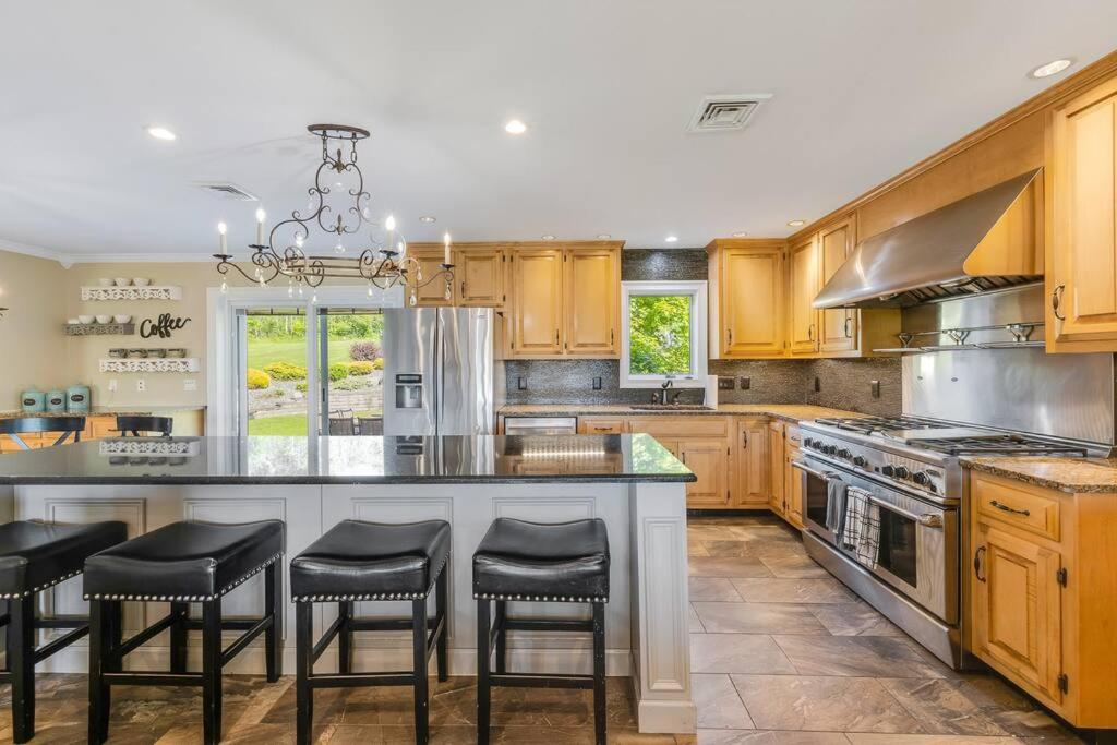 | Mid-Hudson Estate: 11 acres, Pool, 1 hr to NYC