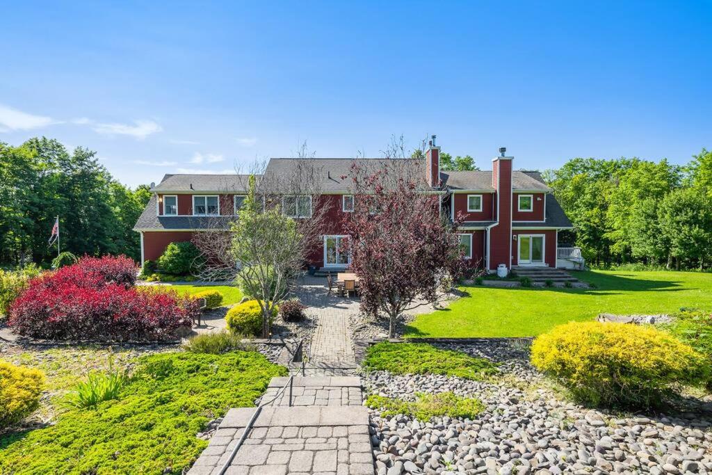 | Mid-Hudson Estate: 11 acres, Pool, 1 hr to NYC