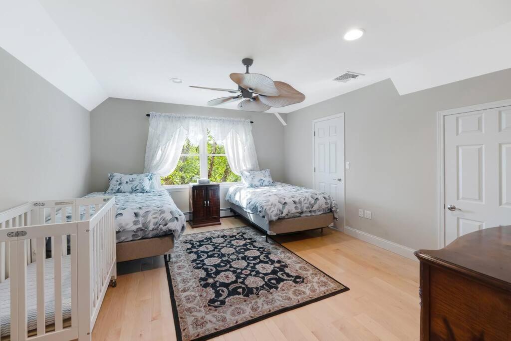 | Mid-Hudson Estate: 11 acres, Pool, 1 hr to NYC