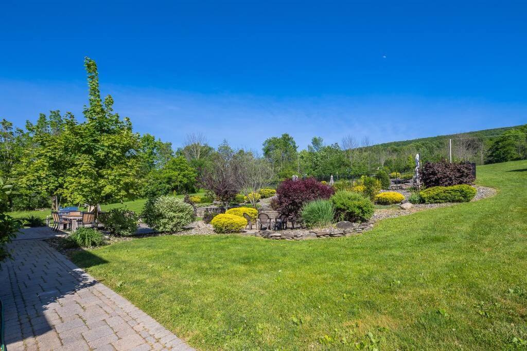 | Mid-Hudson Estate: 11 acres, Pool, 1 hr to NYC