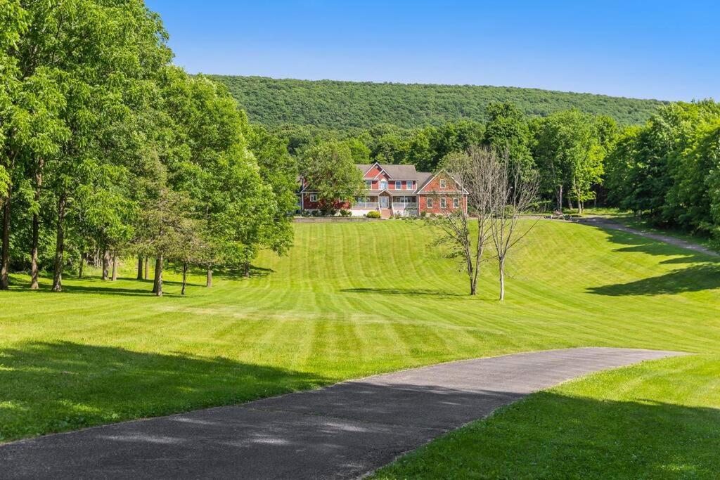 | Mid-Hudson Estate: 11 acres, Pool, 1 hr to NYC