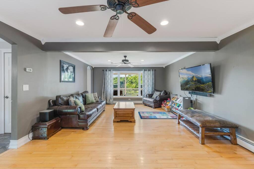 | Mid-Hudson Estate: 11 acres, Pool, 1 hr to NYC