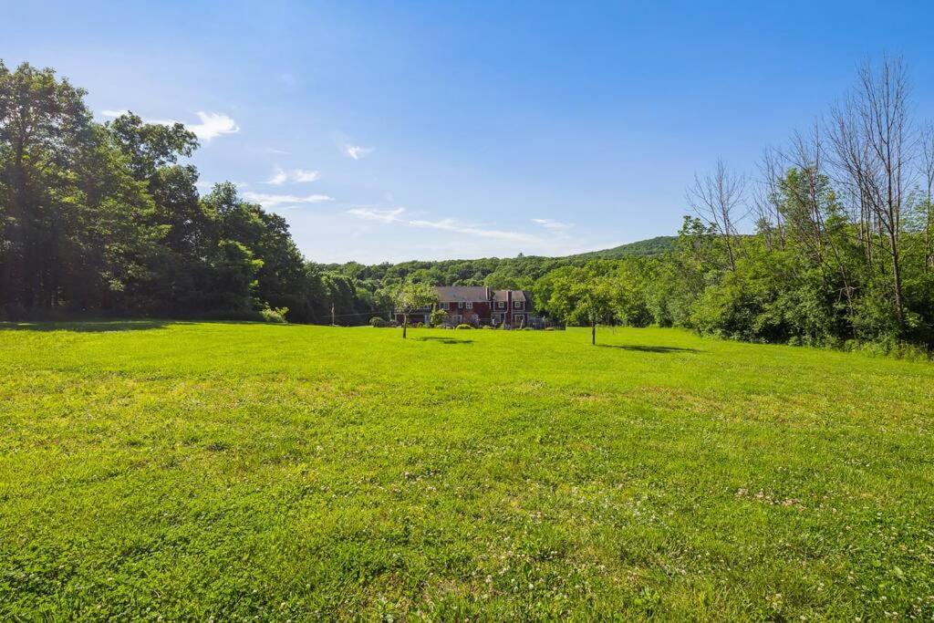 | Mid-Hudson Estate: 11 acres, Pool, 1 hr to NYC