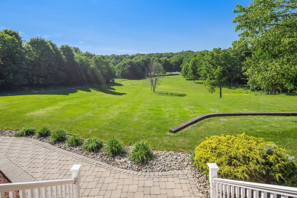| Mid-Hudson Estate: 11 acres, Pool, 1 hr to NYC