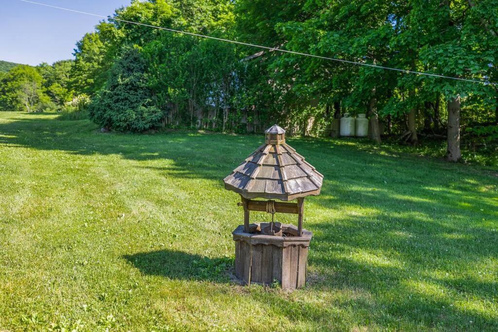 | Mid-Hudson Estate: 11 acres, Pool, 1 hr to NYC