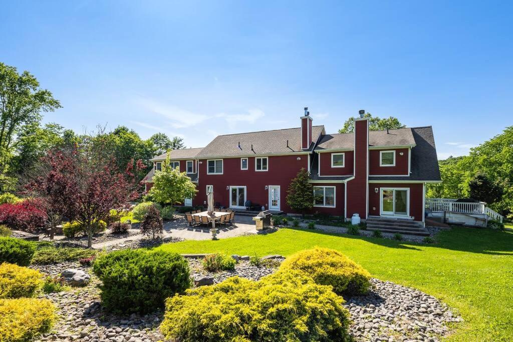 | Mid-Hudson Estate: 11 acres, Pool, 1 hr to NYC