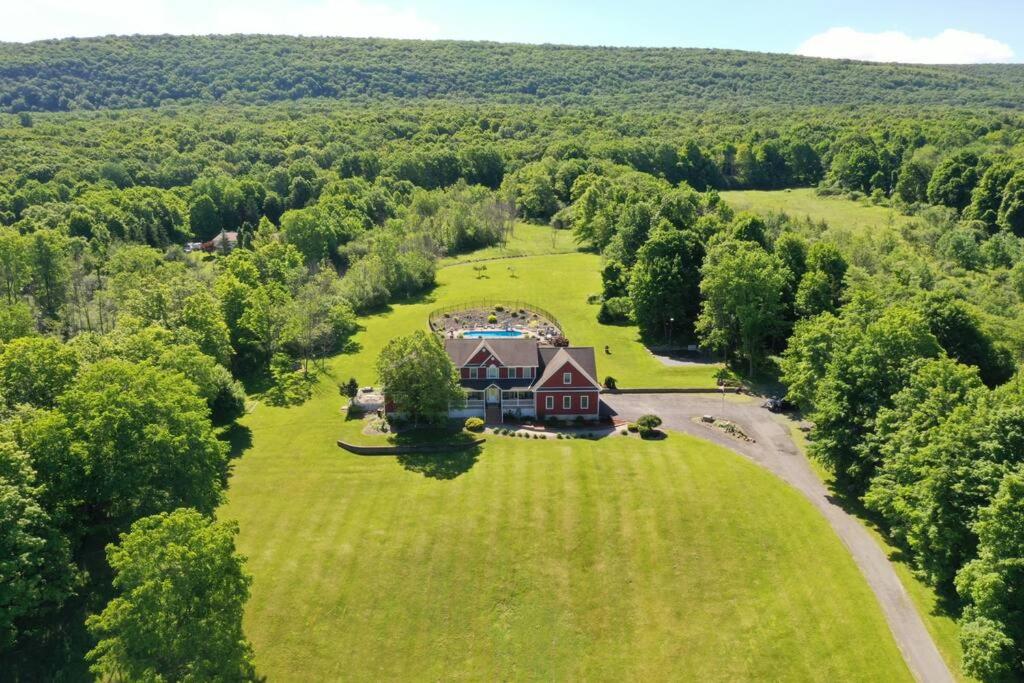  | Mid-Hudson Estate: 11 acres, Pool, 1 hr to NYC