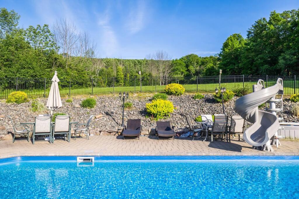 | Mid-Hudson Estate: 11 acres, Pool, 1 hr to NYC