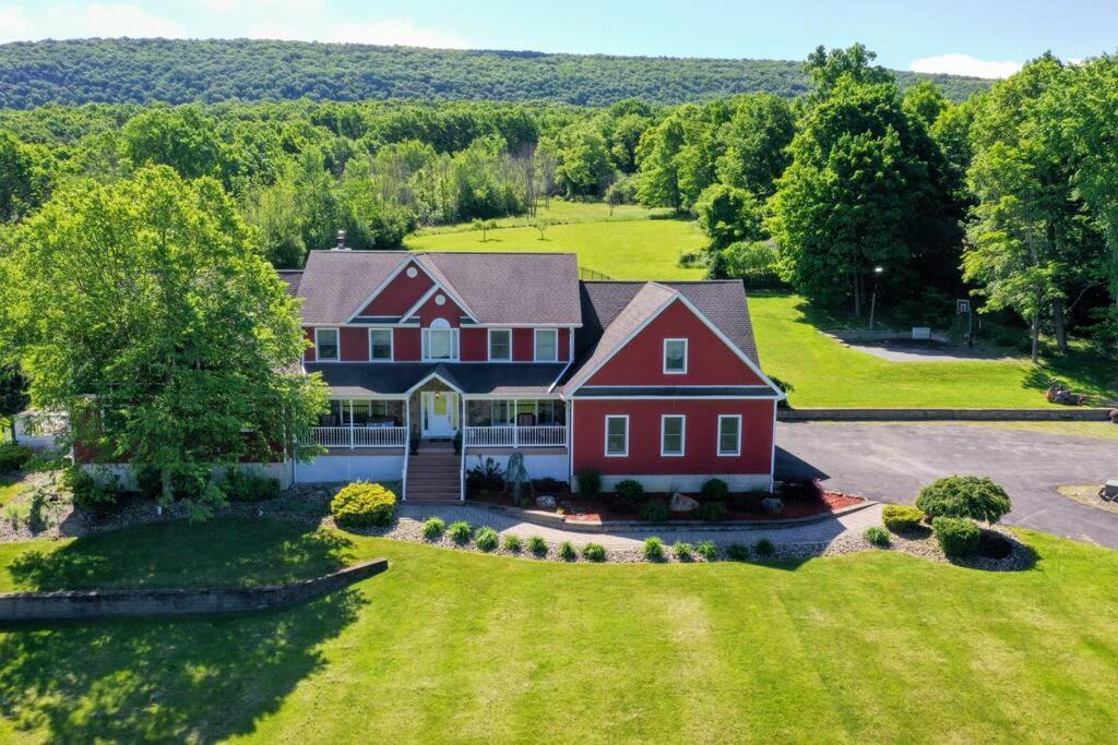 | Mid-Hudson Estate: 11 acres, Pool, 1 hr to NYC