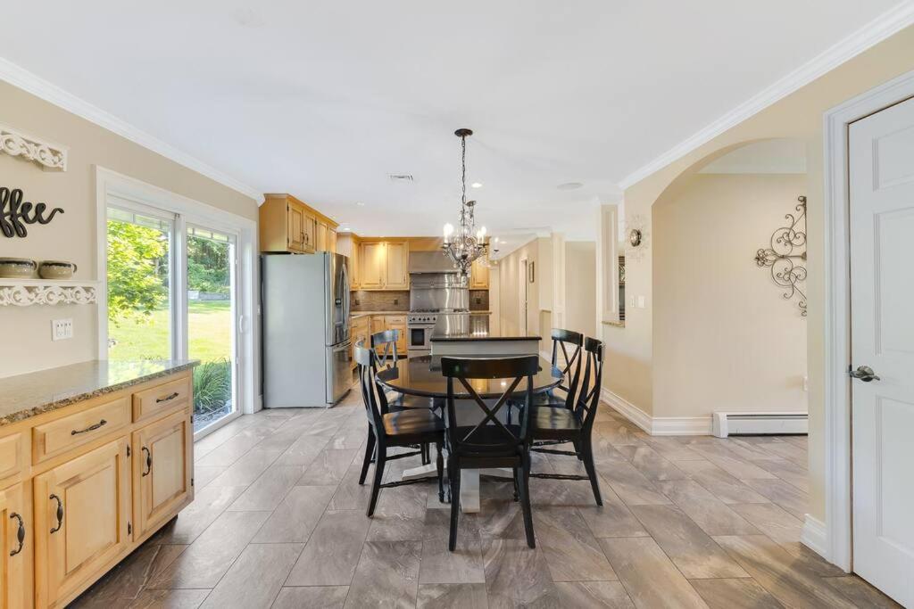 | Mid-Hudson Estate: 11 acres, Pool, 1 hr to NYC