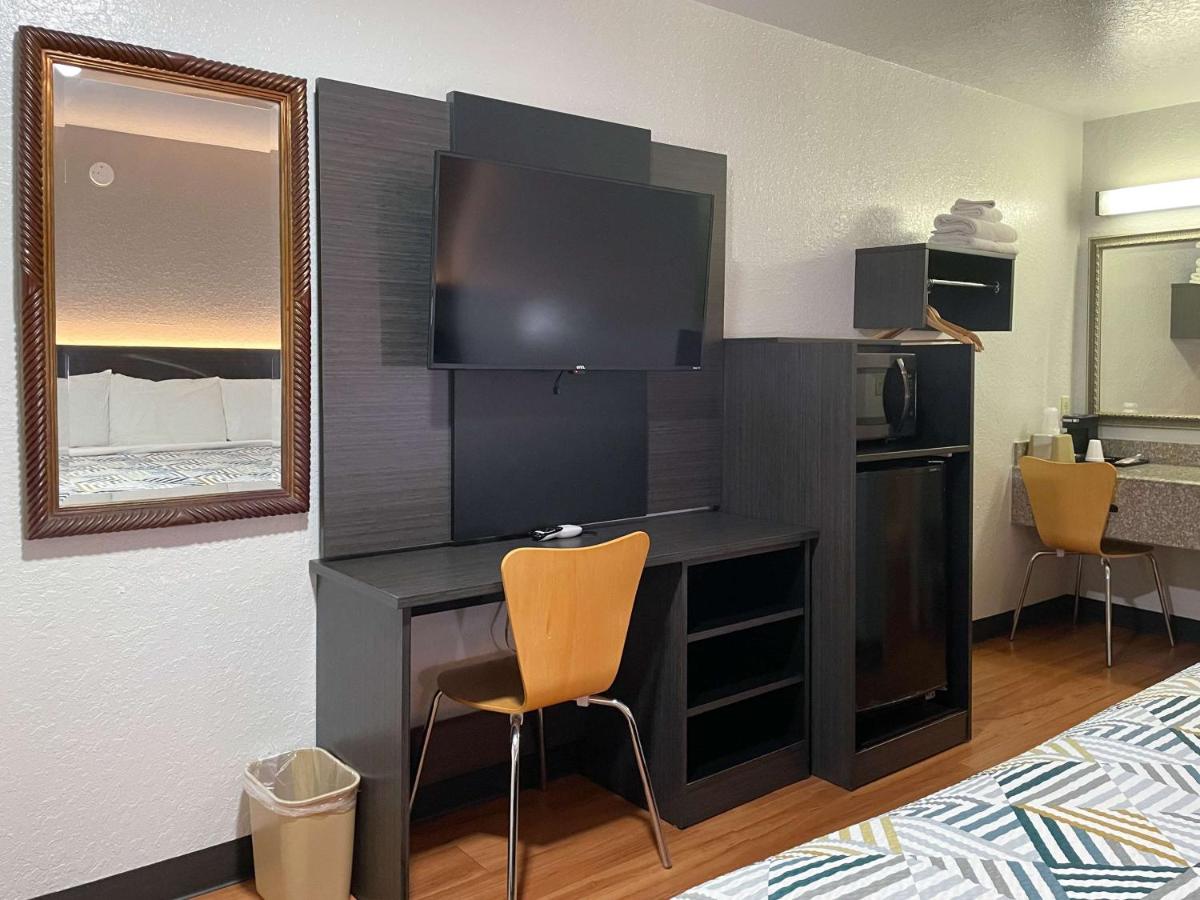 | Motel 6-Atlanta, TX