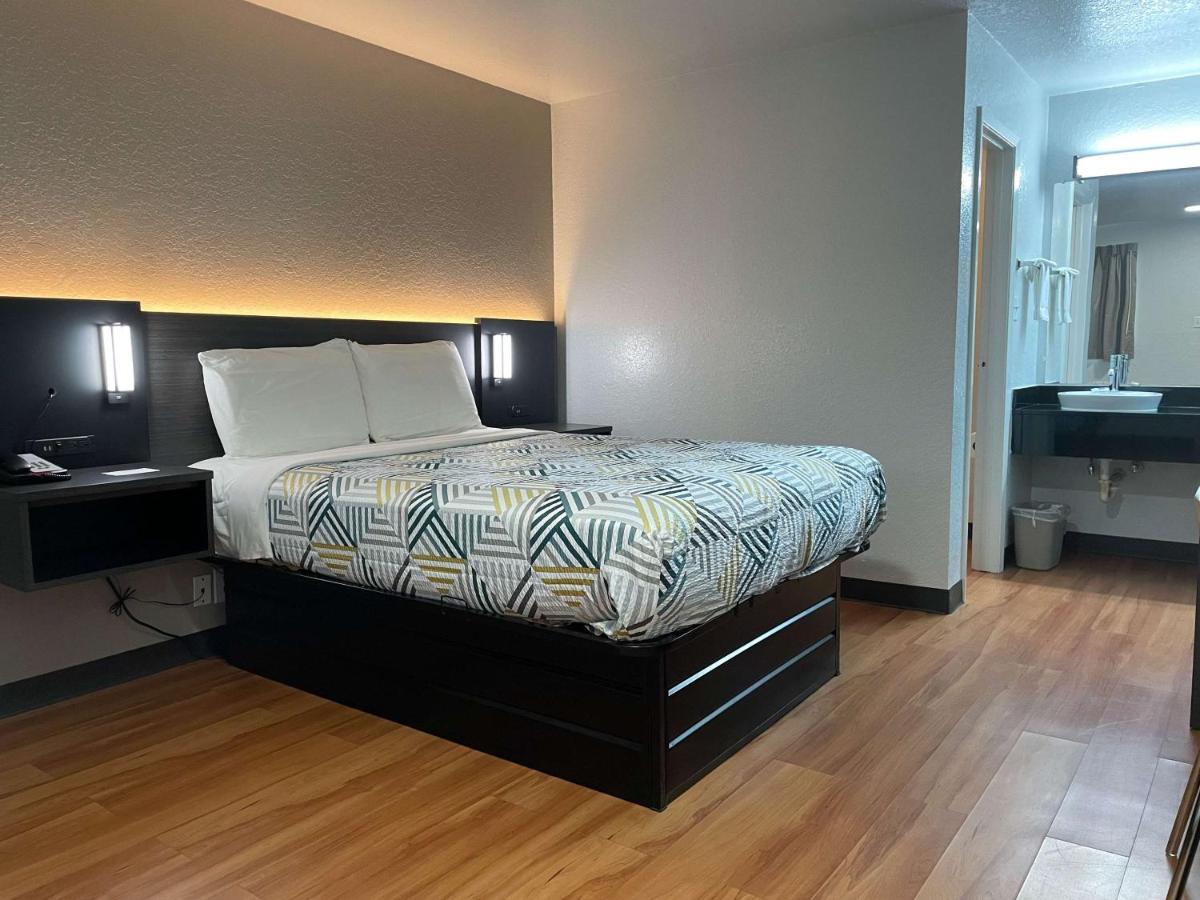 | Motel 6-Atlanta, TX