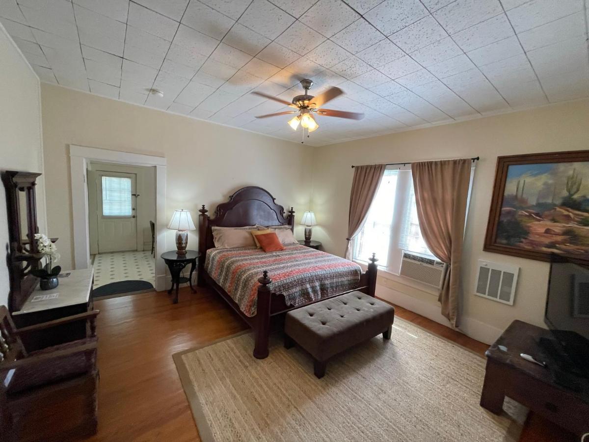 | Carriage House - Medina Suite 1