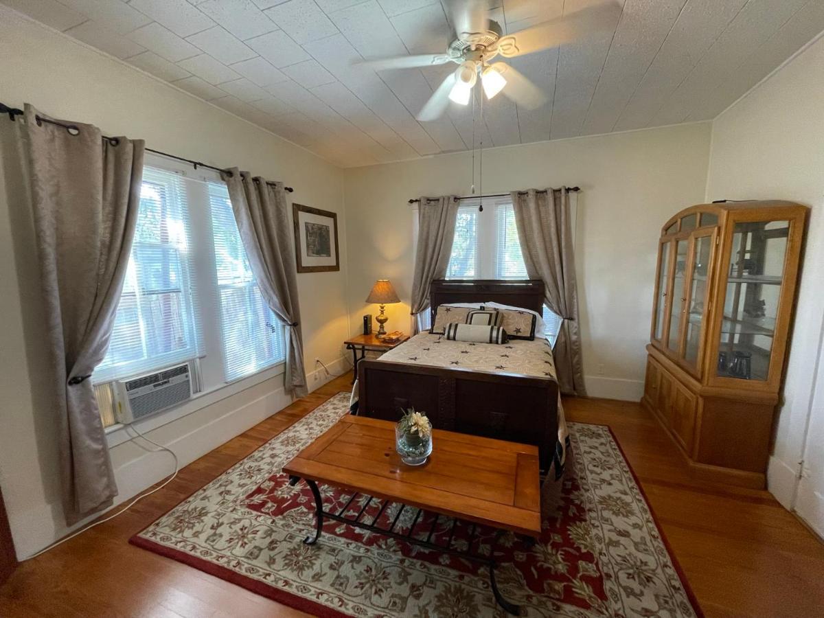  | Carriage House - Medina Suite 1