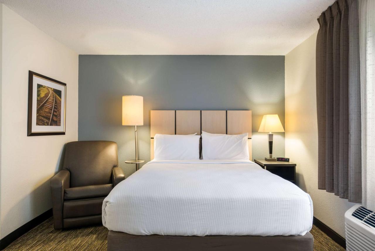 Studio Queen Suite at Sonesta Simply Suites Hampton