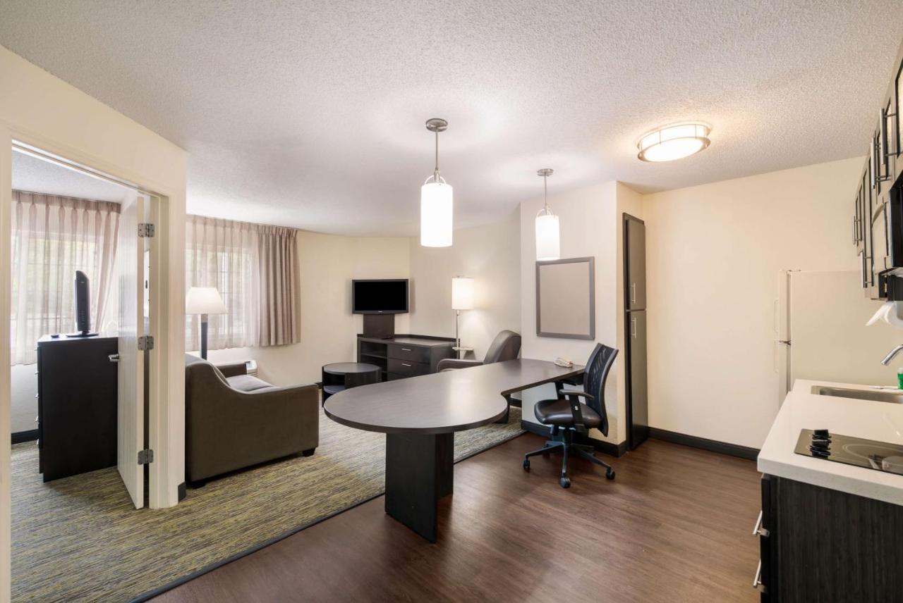 One-Bedroom Queen Suite with Bathtub - Mobility Accessible at Sonesta Simply Suites Hampton