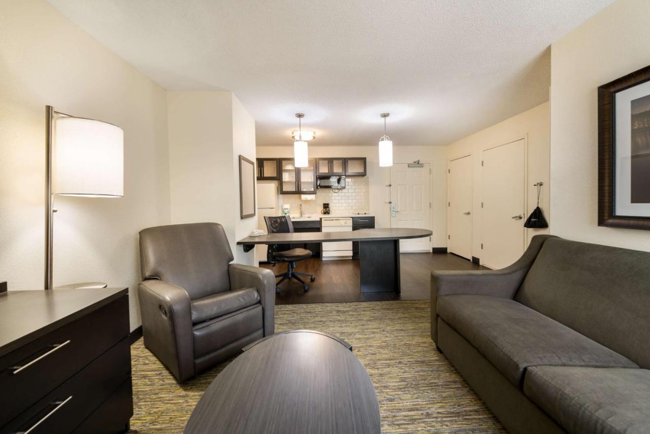 One-Bedroom Queen Suite with Bathtub - Mobility Accessible at Sonesta Simply Suites Hampton