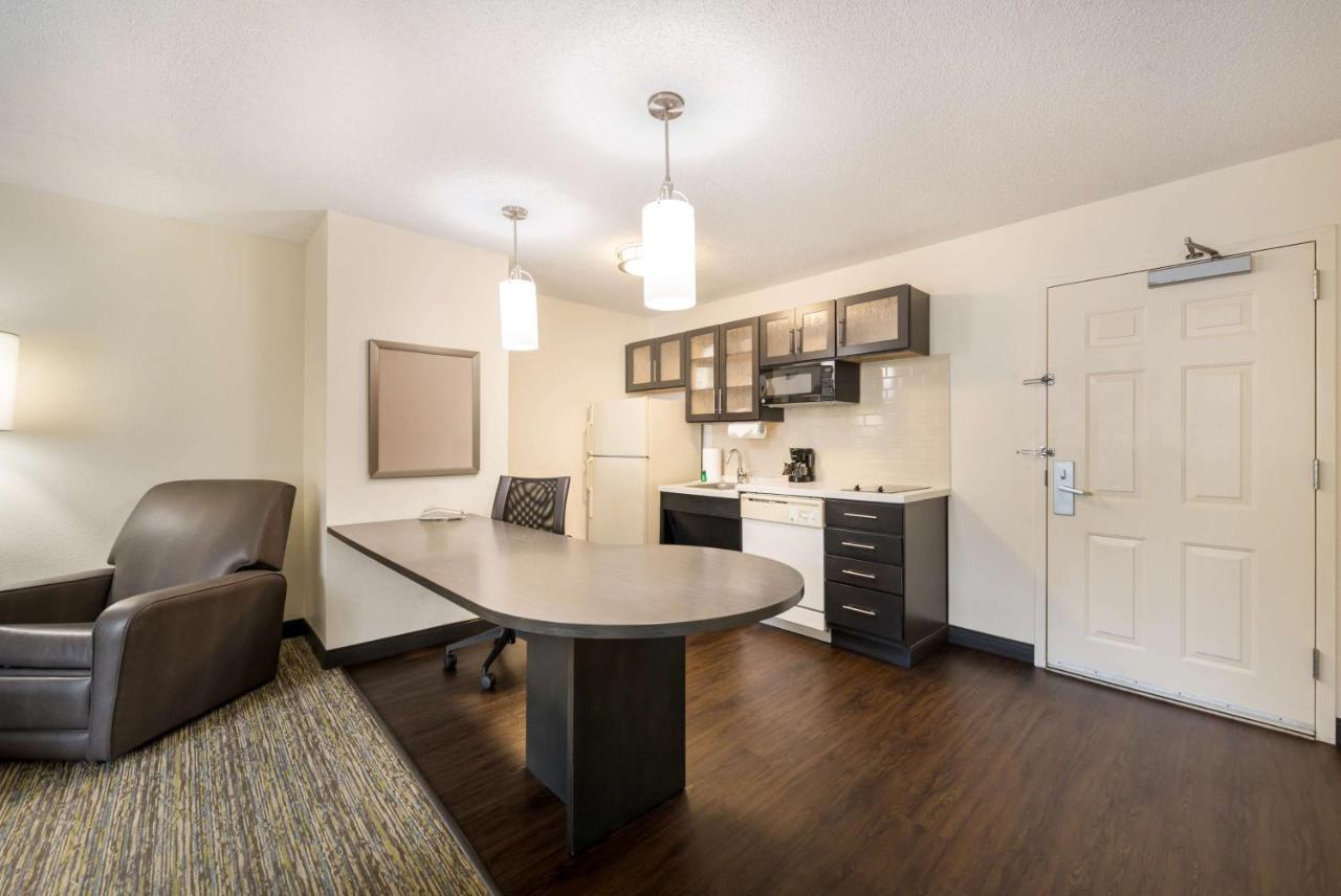 One-Bedroom Queen Suite with Bathtub - Mobility Accessible at Sonesta Simply Suites Hampton