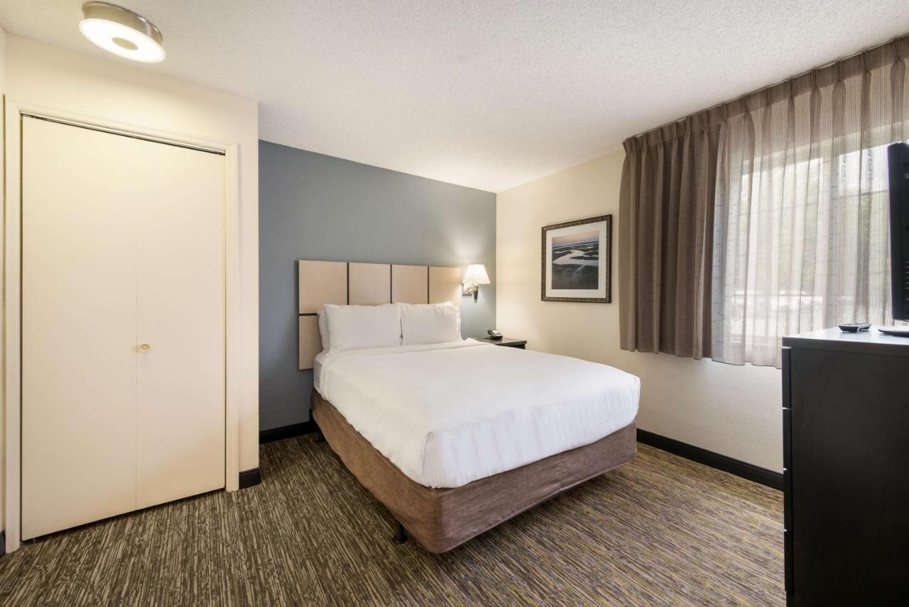 One-Bedroom Queen Suite with Bathtub - Mobility Accessible at Sonesta Simply Suites Hampton