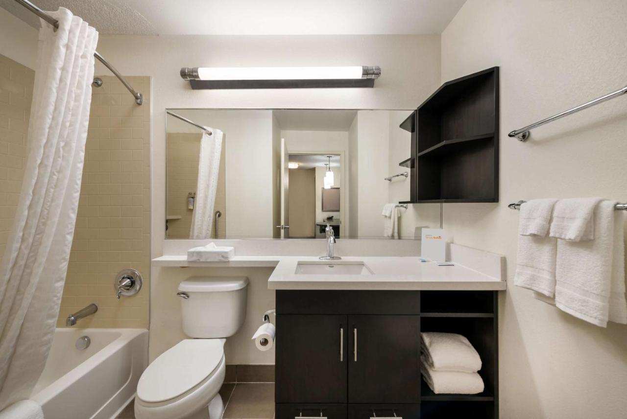 One-Bedroom Queen Suite with Bathtub - Mobility Accessible at Sonesta Simply Suites Hampton