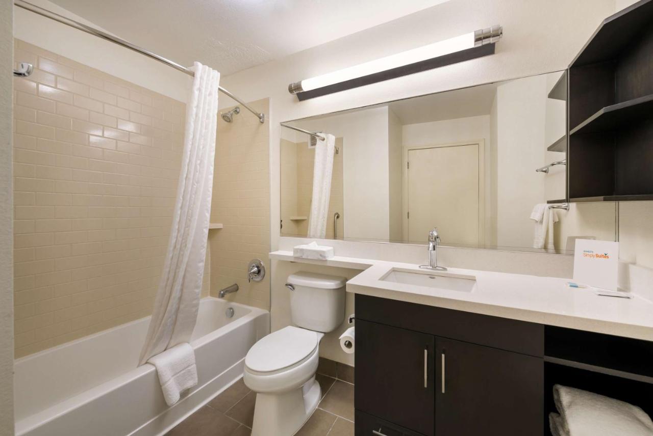 One-Bedroom Queen Suite with Bathtub - Mobility Accessible at Sonesta Simply Suites Hampton