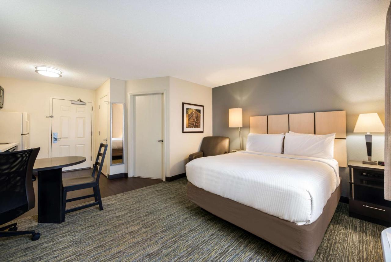 Studio Queen Suite at Sonesta Simply Suites Hampton