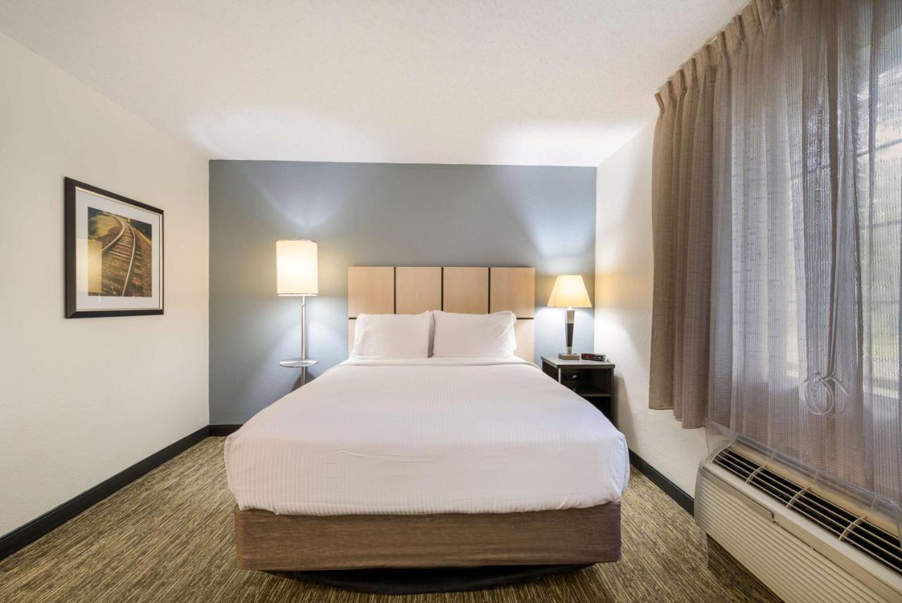 Studio Queen Suite at Sonesta Simply Suites Hampton