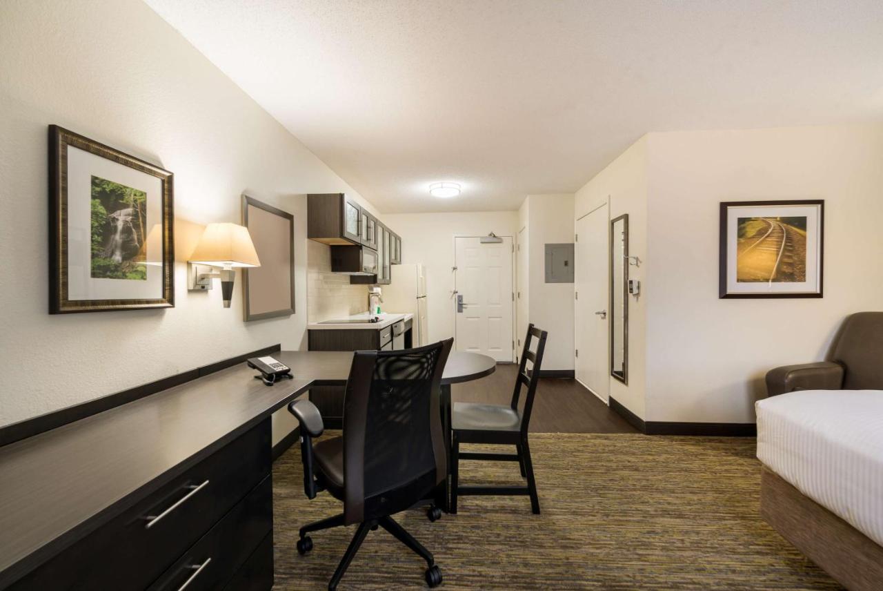 Studio Queen Suite at Sonesta Simply Suites Hampton