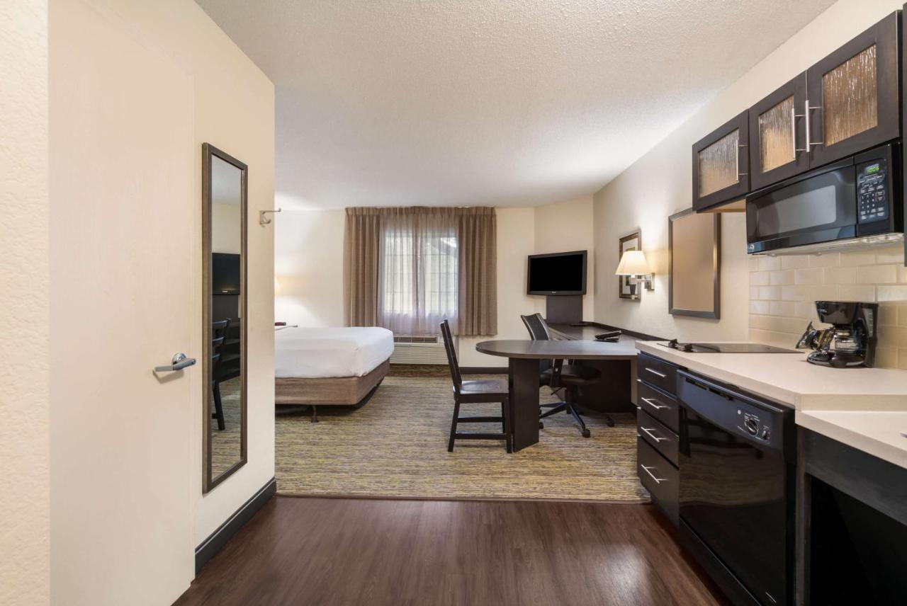 Studio Queen Suite at Sonesta Simply Suites Hampton