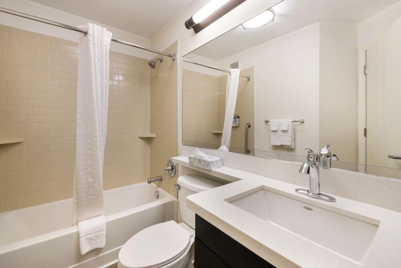 Studio Queen Suite at Sonesta Simply Suites Hampton