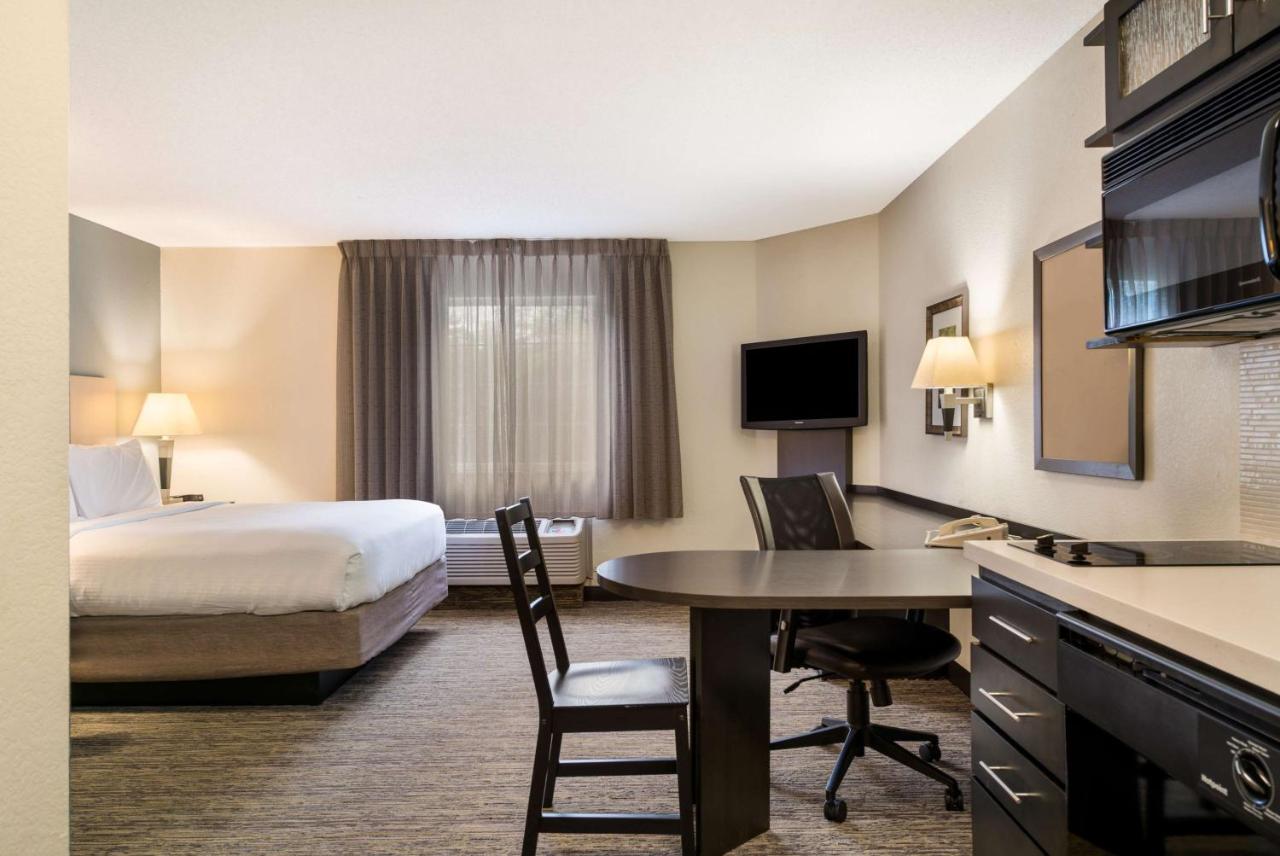 Studio Queen Suite at Sonesta Simply Suites Hampton