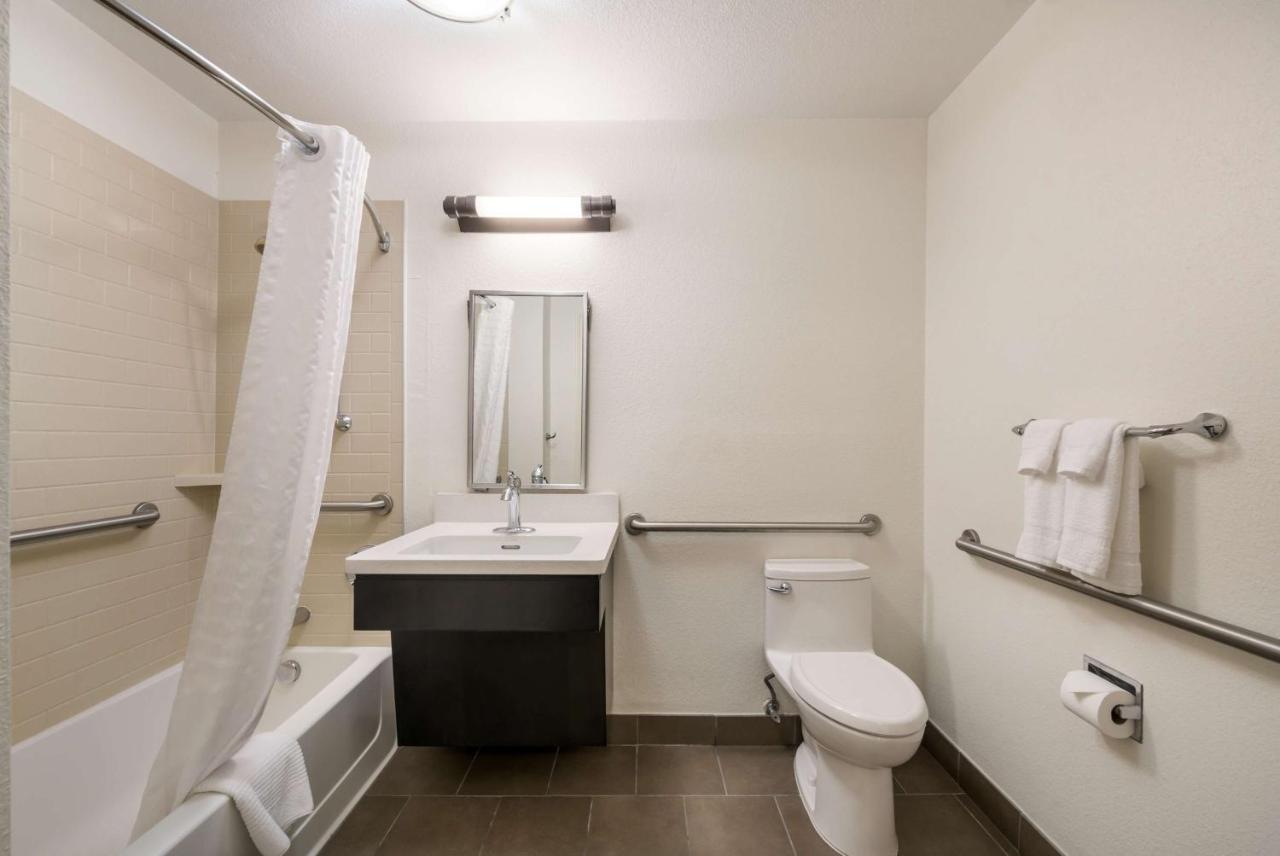 Studio Queen Suite at Sonesta Simply Suites Hampton