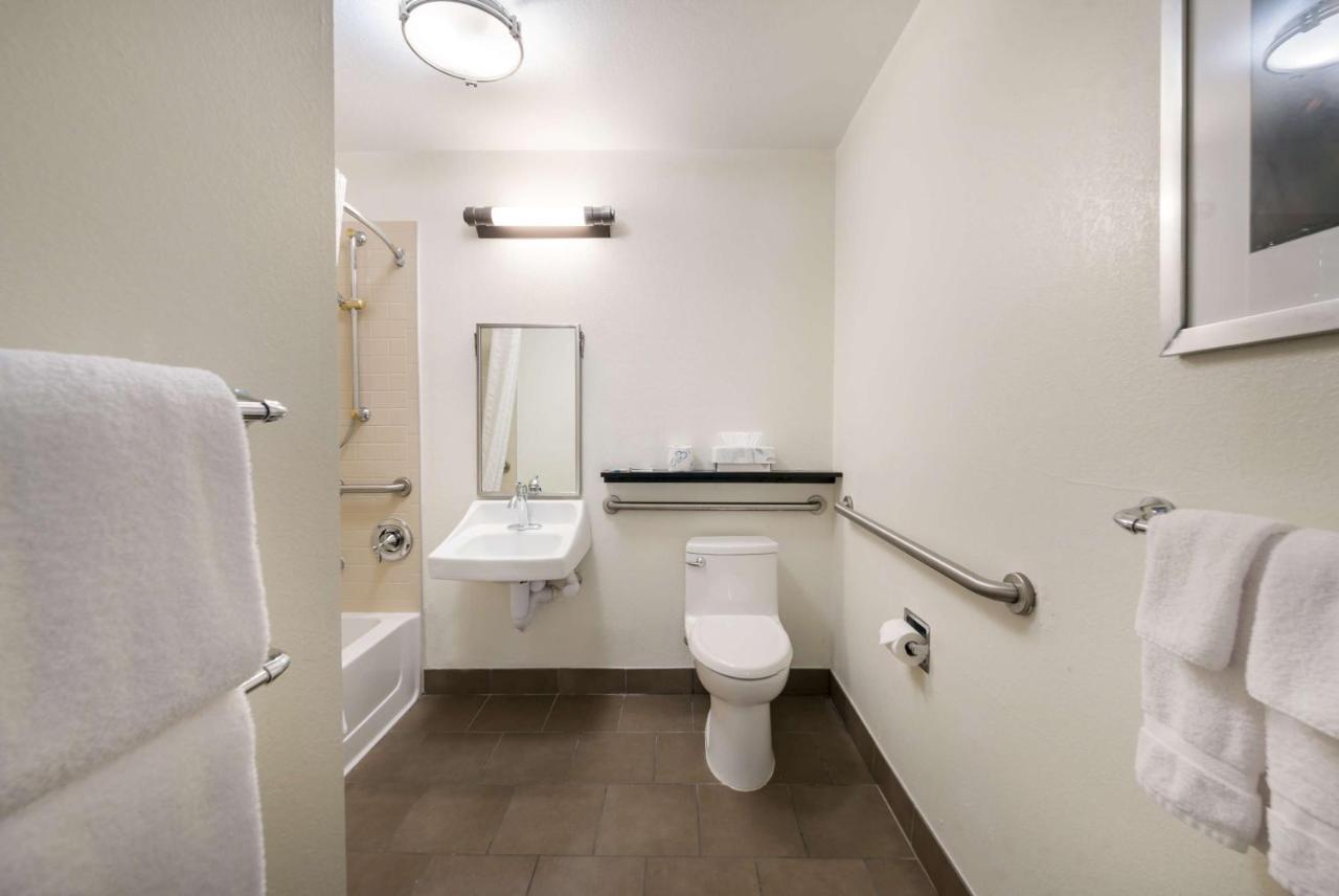 Studio Queen Suite with Bathtub - Mobility Accessible at Sonesta Simply Suites Hampton