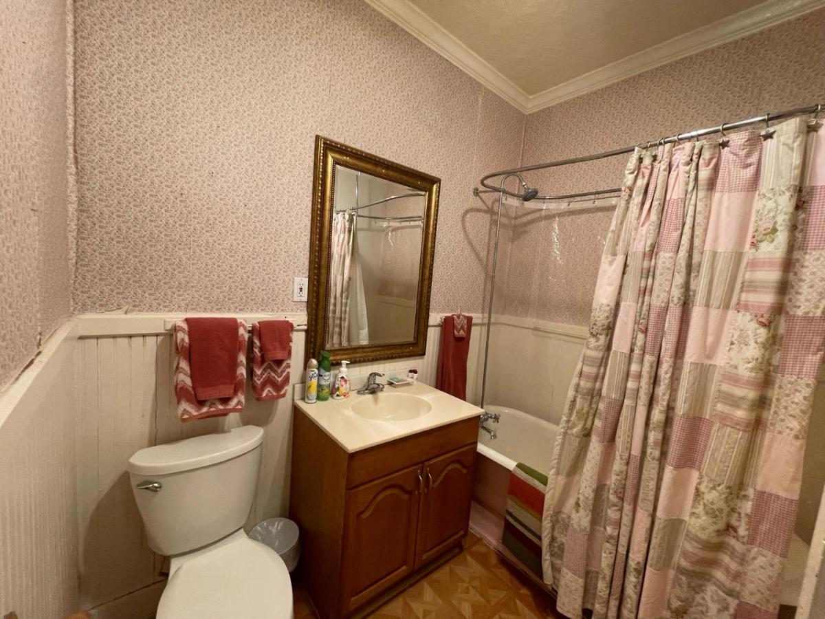 | Carriage Inn Bandera Suite 2