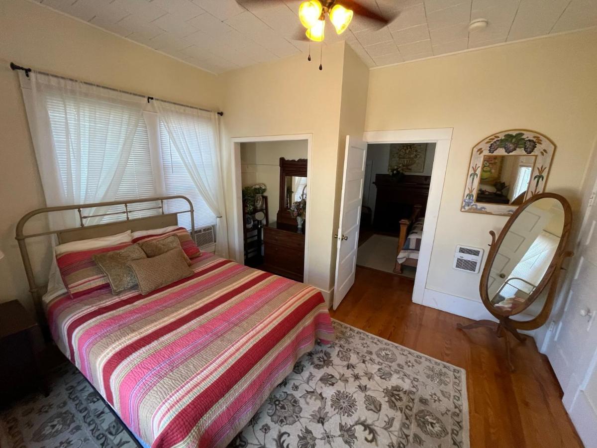 | Carriage Inn Bandera Suite 2