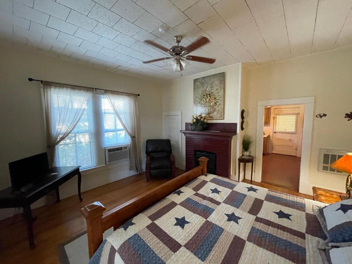 | Carriage Inn Bandera Suite 2