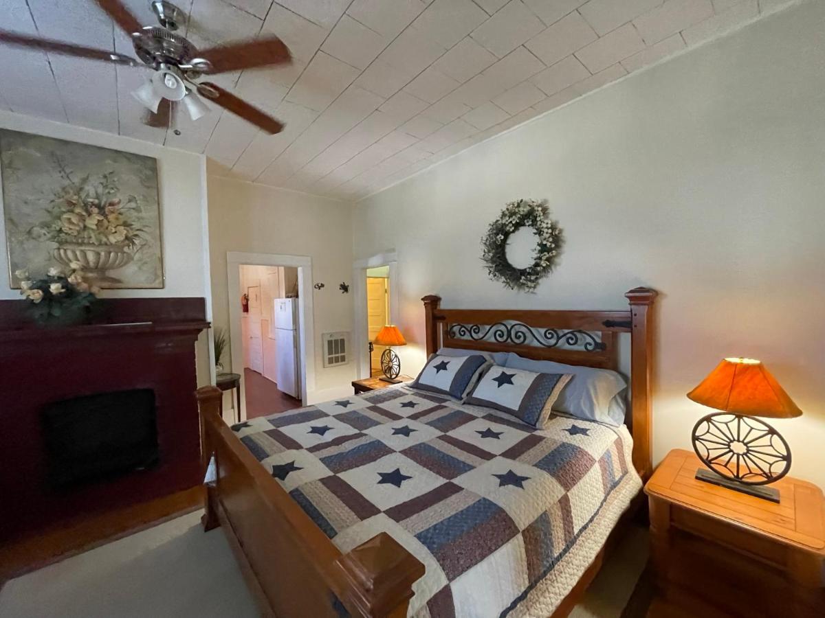 | Carriage Inn Bandera Suite 2