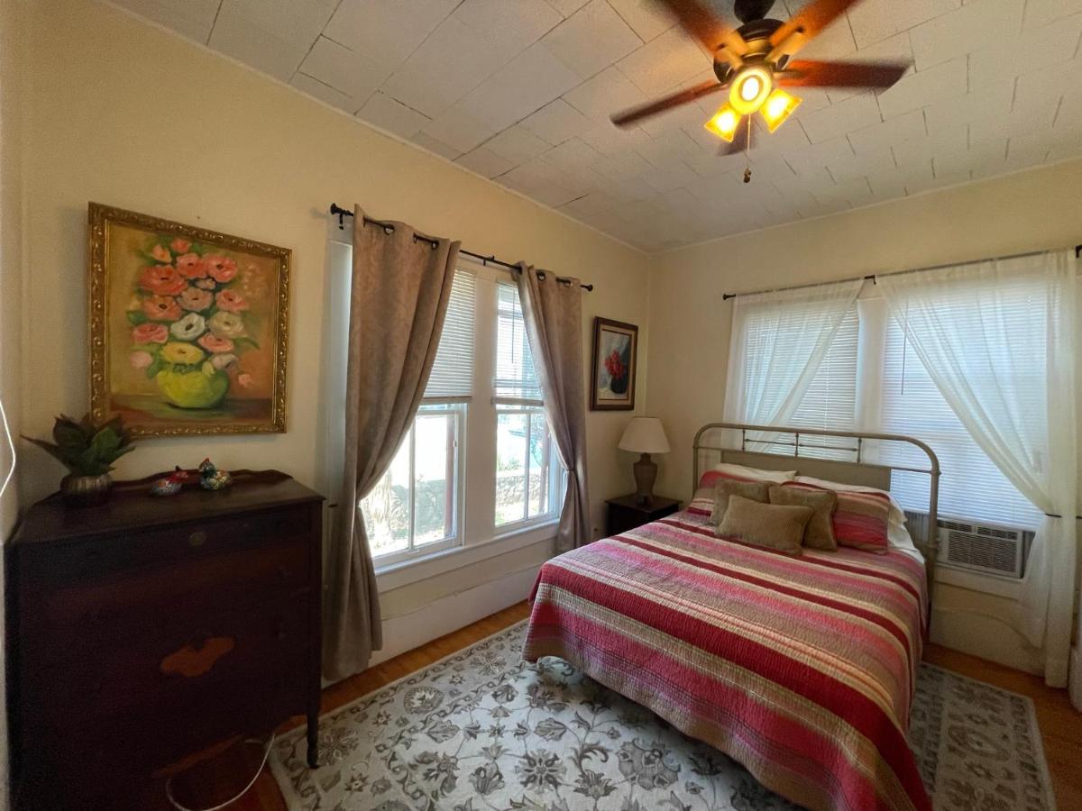 | Carriage Inn Bandera Suite 2