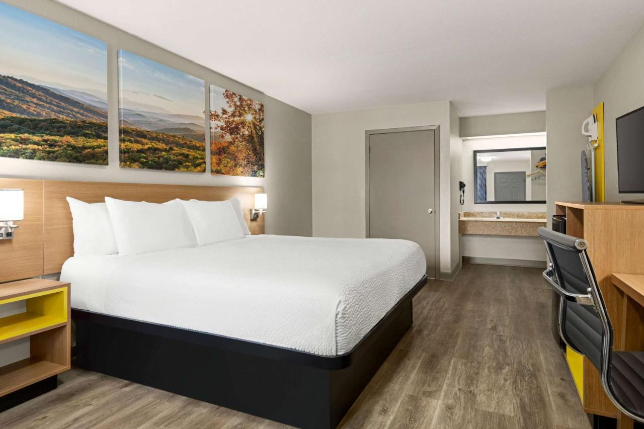 King Room with Mobility Access - Non- Smoking at Days Inn by Wyndham Fulton