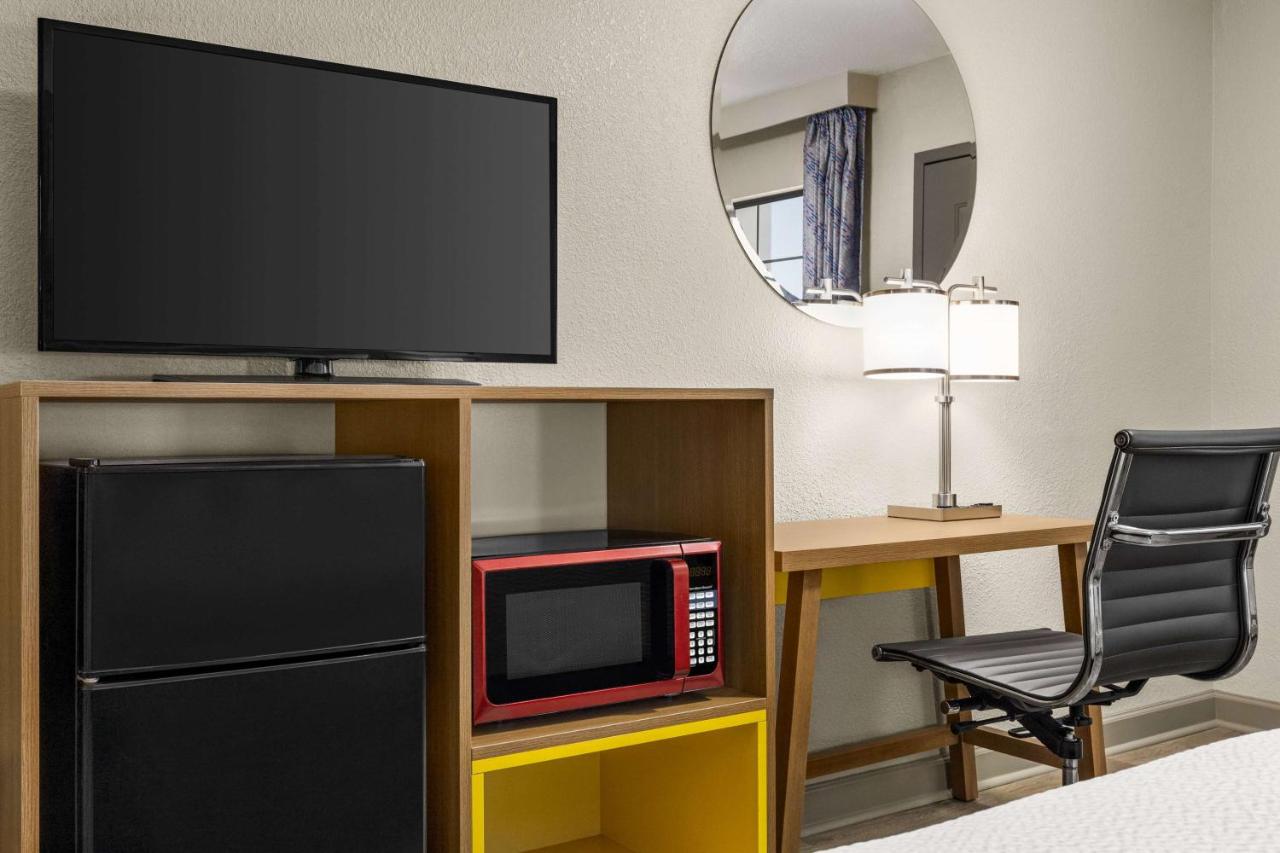 King Room with Mobility Access - Non- Smoking at Days Inn by Wyndham Fulton