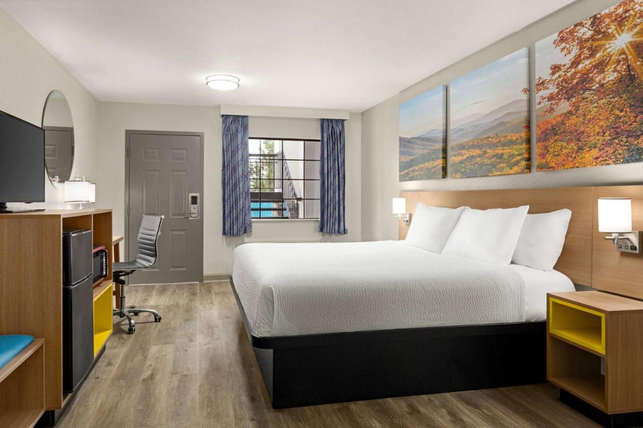 King Room with Mobility Access - Non- Smoking at Days Inn by Wyndham Fulton